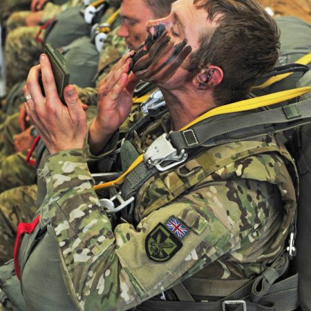 Kit de Camouflage BCB Multi Terrain Camo Compact (Centre Europe & Desert)